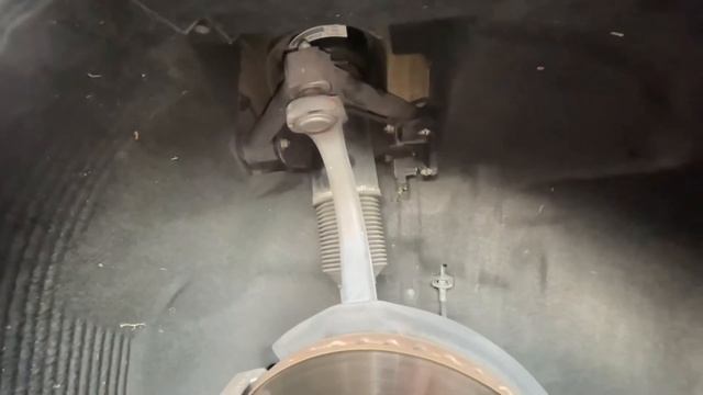 replacing a faulty air strut in the 2006 Rolls Royce Phantom VII SWB смотреть онлайн