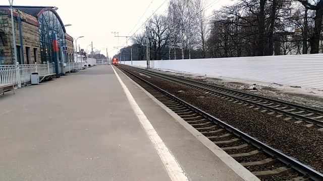 Громкий тифон! Тепловоз ТЭМ18ДМ-1246 следует резервом по станции Удельная смотреть онлайн