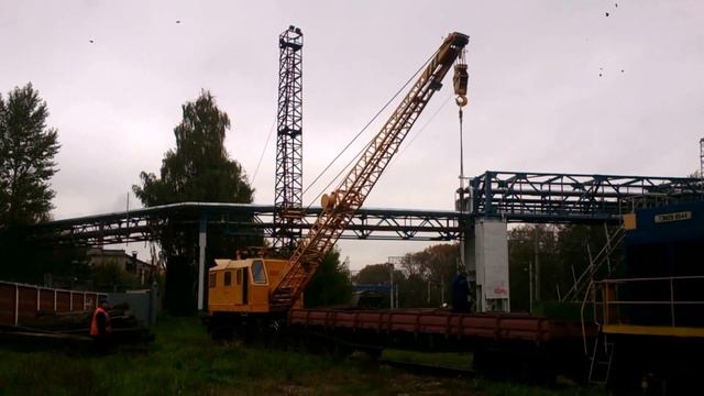 Кран КДЭ 163 на разгруке б у шпал смотреть онлайн