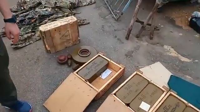 Трофейное оружие после захвата Углегорской ТЭС. смотреть онлайн