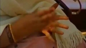 Шри Матаджи показывает как делать бандан на руке. Перевод с хинди. Классические субтитры.