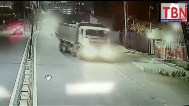 Brutal Accident at Madhapur 25 Feb Night 11.15 One Heavy Lorry Hit A Biker & Ruined Him | TBN NEWS смотреть онлайн