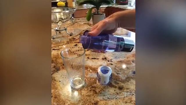 Portable Molecular Hydrogen Rich Water Generator. Easily attach 1 and 2 liter water bottles смотреть онлайн