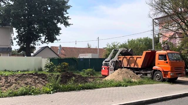 Минипогрузчик Bobcat S175 грузит грунт в самосвал. The Bobcat S175 mini loader loads the soil. смотреть онлайн