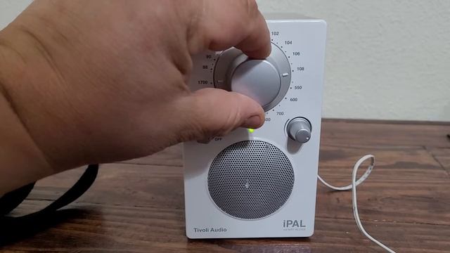 Tivoli Audio iPAL Henry Kloss W carrying Shoulder bag AM/FM Radio NEEDS NEW BATTERY (SOLD ON EBAY) смотреть онлайн
