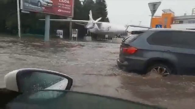 Ливень в Уфе топит автомобили смотреть онлайн