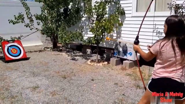 Стреляем из лука по мишени. Tiro com arco. смотреть онлайн