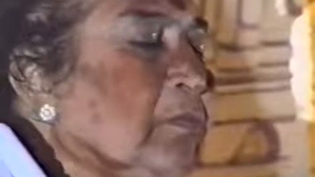 Тад Нишкала в присутствии Шри Матаджи (2000-0305 Махашиваратри пуджа, Пуна, Индия).