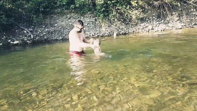 Адамчик купається у ріці Стрий смотреть онлайн