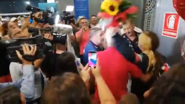 Nuoto: Aeroporto di Brindisi, bagno di folla per Benedetta Pilato смотреть онлайн