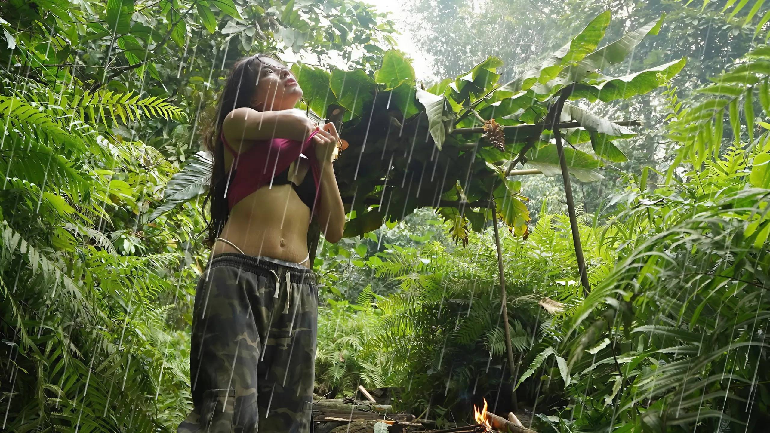 Красивая ДЕВУШКА ночует 30 дней В ЛЕСУ | ОДИНОЧНЫЙ КЕМПИНГ В ТРОПИЧЕСКОМ ЛЕСУ | АСМР звуки природы смотреть онлайн