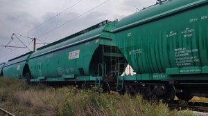 Маневровый тепловоз ЧМЭ3-3761 движется по первому пути с грузовым составом в сторону сорт. станции