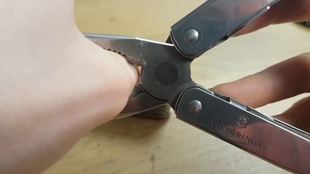 Multitool pliers vs the pliers on a Swiss army knife смотреть онлайн