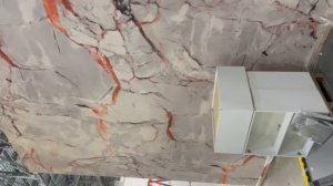 Монтаж гибкого мрамора на выставочный стенд