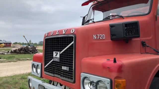 Köp Veteranlastbil Volvo N720 tippbil på Klaravik смотреть онлайн