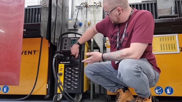 Basic controls of an ESAB Mig Welder смотреть онлайн
