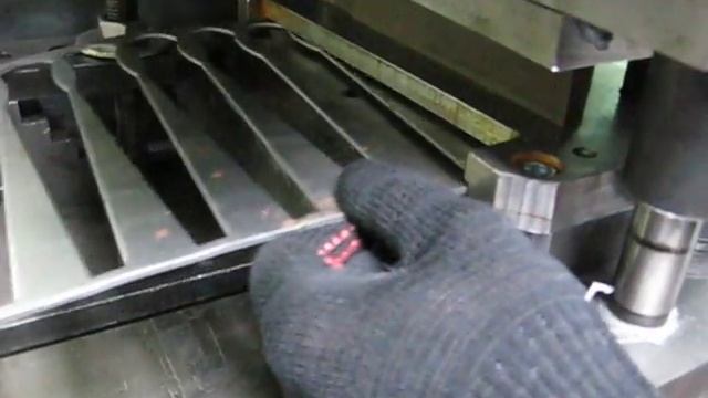 Штамп для пробивки и вырубки детали, длиной 126 мм смотреть онлайн