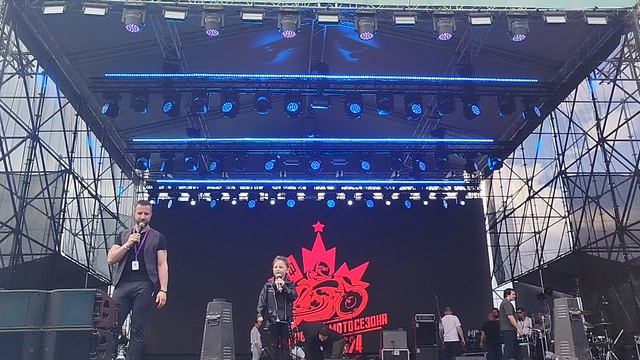 Саша читает Стих(Мотофестиваль,Воробьевы Горы,26 мая 2024) смотреть онлайн