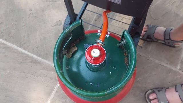 Connect and disconnect a gas cylinder for a barbecue смотреть онлайн