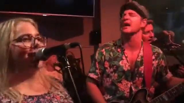 Bernard Curry sings in College Lawn Hotel смотреть онлайн