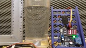 Тест ультразвукового датчика уровня жидкости с цифровым дисплеем с реле для управления насосом...