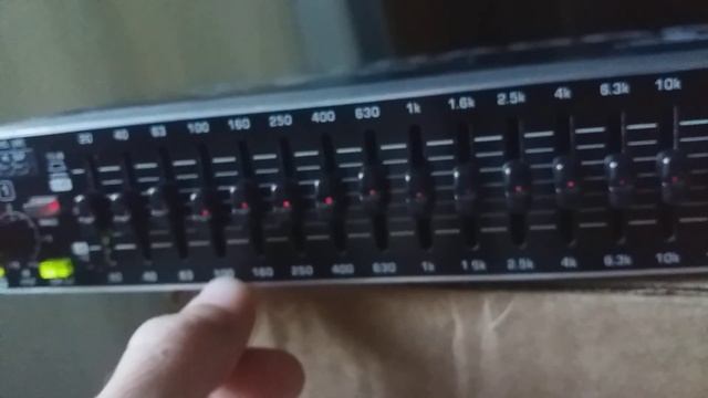 Equalizador behringer FBQ1502 смотреть онлайн