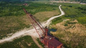 Шагающие экскаваторы в заброшенном карьере.