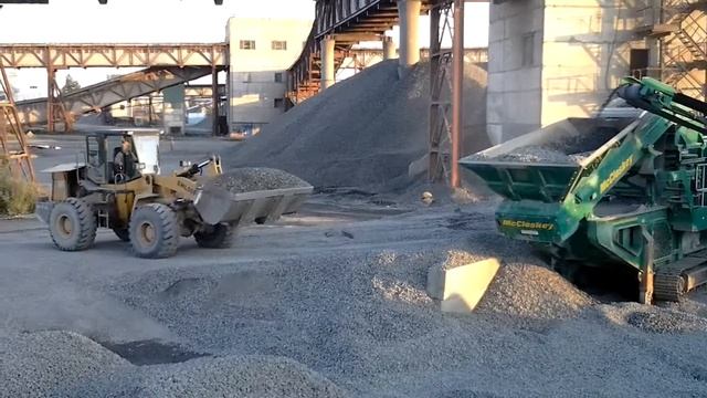 Cone crusher McCloskey International C44 + S190 2D in closed circuit смотреть онлайн