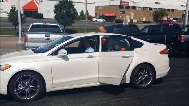 Poor Bob Has Bad Credit and Needs a Car Loan смотреть онлайн