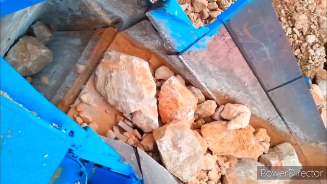 Working of jaw crusher to crush big rocks ll Amazing jaw crusher is in operation for big boulder смотреть онлайн