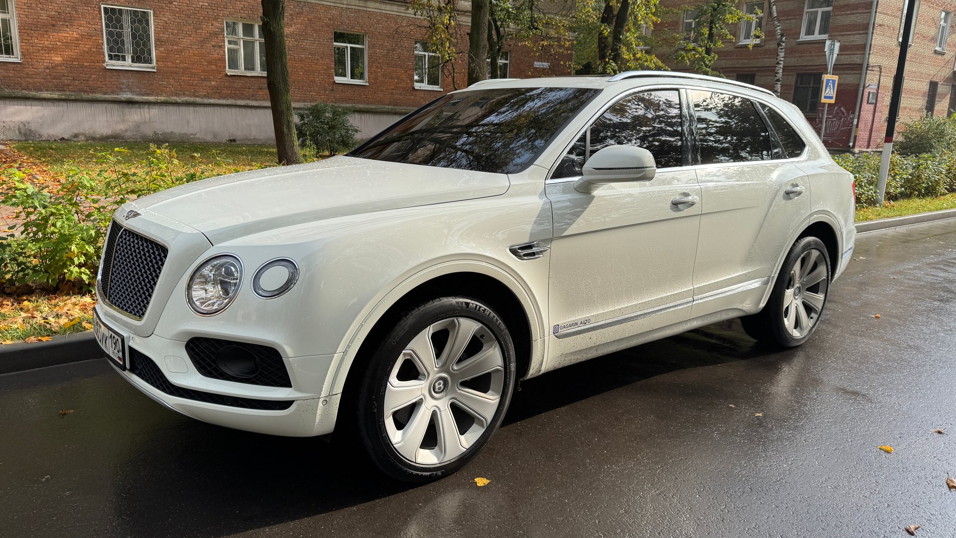 Bently Bentayga 2018г, 102.000км, 550лс, цена 13.500.000 рублей смотреть онлайн