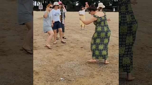 LAST SUMMER MEETING WITH FRIENDS AT THE BEACH ⛱ смотреть онлайн