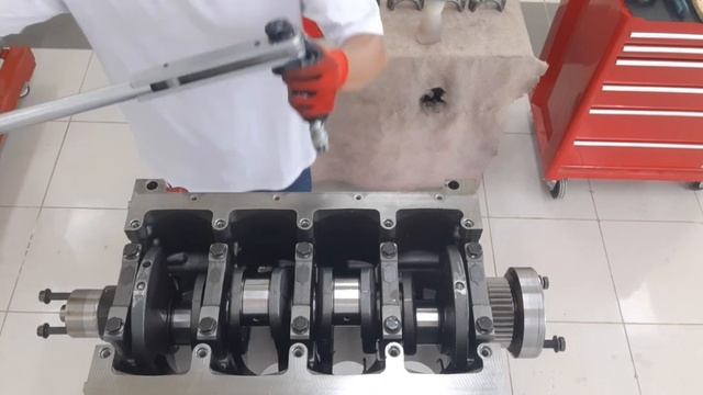 Crankshaft and Main Bearing Cap Installation (Tagalog) смотреть онлайн
