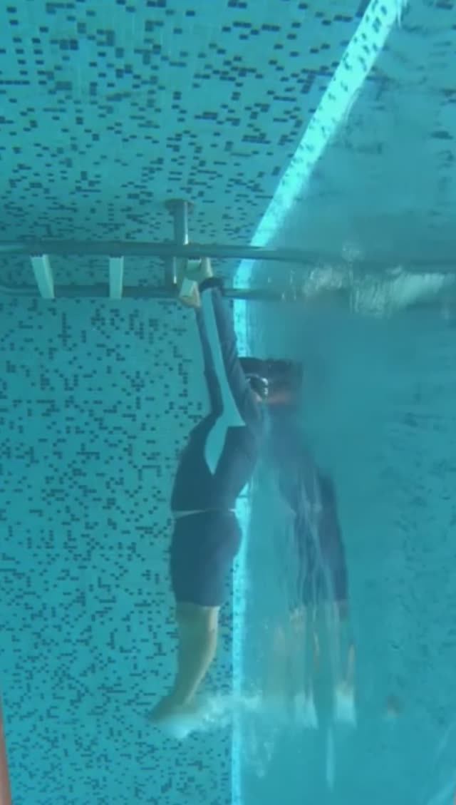 Тренировки по плаванию: Как плыть под водой русалкой или дельфином смотреть онлайн