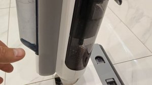 Пример уборки сложных пятен и разлитой воды с помощью вертикального пылесоса KaringBee M3