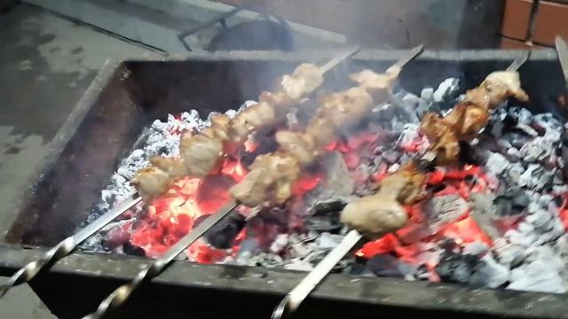 Жарка шашлыка на бездырочном мангале. Версия 2024 года Жир не воспламеняется никогда! смотреть онлайн