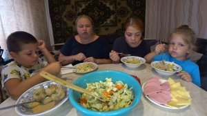 мукбанг спагетти, тефтели и салат