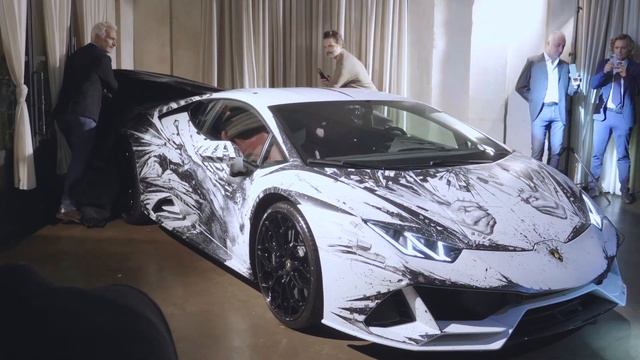 Художник пальцами раскрасил Lamborghini Huracan EVO