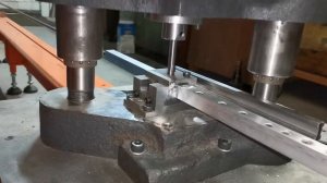 Обзор станка для пробивки отверстий в квадратной алюминиевой трубе .