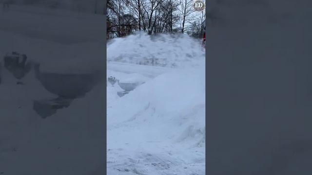 Как выглядит уборка снега с помощью снегоуборочной машины или снегоуборщика смотреть онлайн