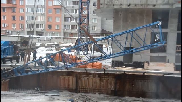 Кран упал на дом в Новосибирске смотреть онлайн