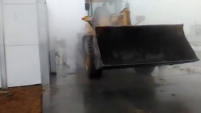 Работа мойщика днища с ротационными форсунками. Мойка на стройплощадке. Часть 2 смотреть онлайн