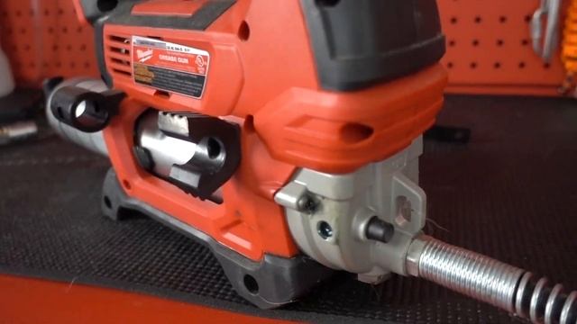 Milwaukee M18 Grease Gun Review - 2646-20 смотреть онлайн