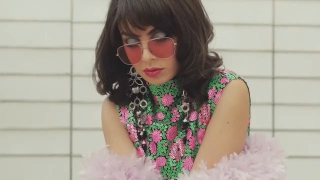Marc Jacobs Spring 2018 Eyewear Collection Starring Charli XCX смотреть онлайн