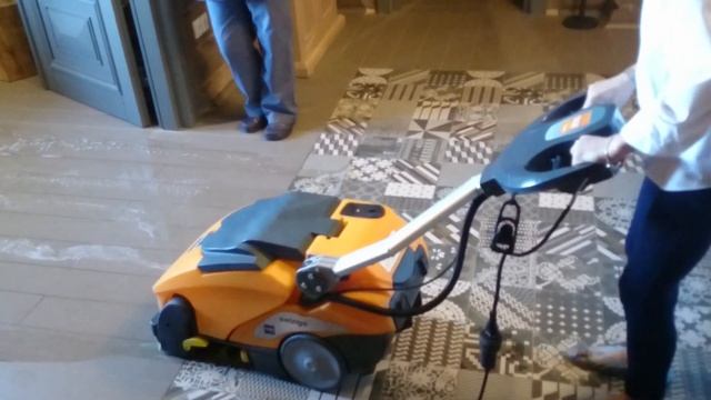 Профессиональные кабельные поломоечные машины TASKI смотреть онлайн