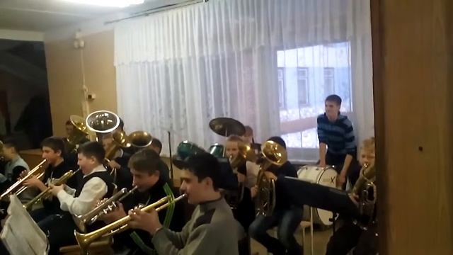 Девочка классно играет на ударных в оркестре. смотреть онлайн