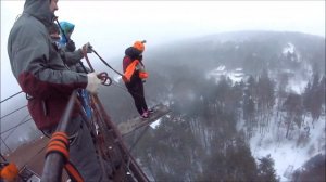 Страшные прыжки с высоты 50м зимой, боится прыгать