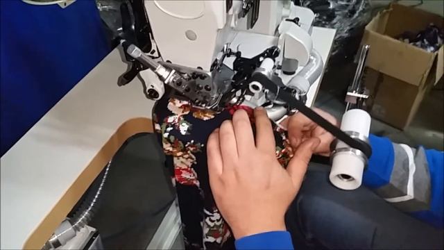 Швейная плоскошовная машина для пришивания резинки к боксерам с ножом для подрезки материала смотреть онлайн