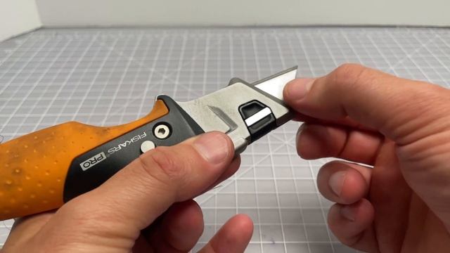 How To Change The Blade On a Fiskars Pro Utility Knife смотреть онлайн