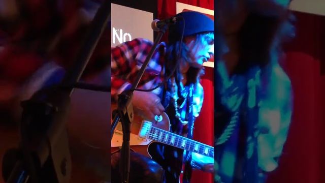 2nd session of the day Ryan Roxie plays No More Mr Nice Guy by Alice Cooper at Max Guitar смотреть онлайн